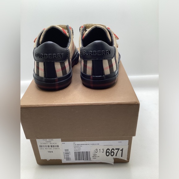 Burberry. NEW!  Infant Size 19. - Picture 14 of 16